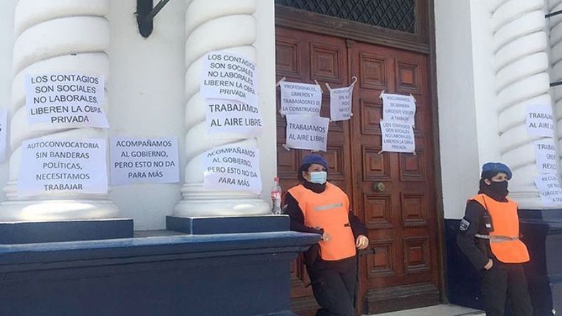 LETREROS. Los manifestantes pegaron carteles en la entrada de la Municipalidad..