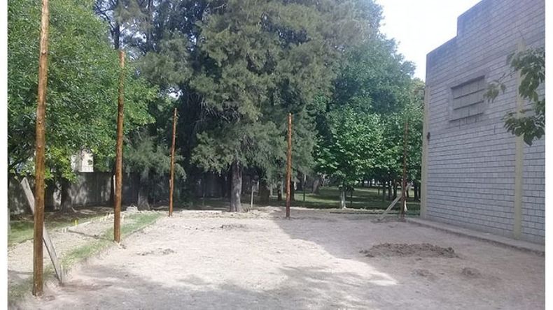 En construcción. La cancha de beach estará detrás del gimnasio cerrado..