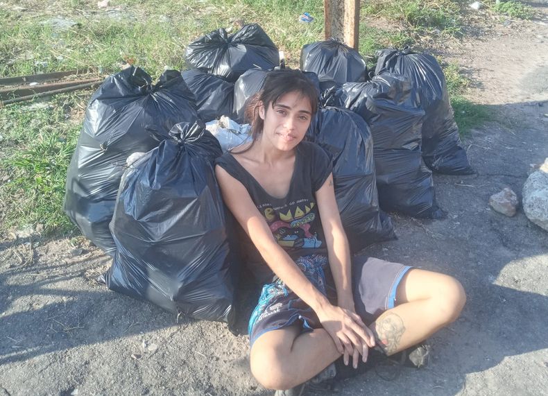 MANOS A LA OBRA. Carolina Sánchez luego de una de las jornadas de limpieza de la estación de Derqui.