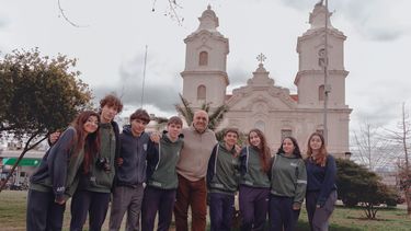 Los alumnos que diseñaron el sitio web del museo parroquial, junto al docente Gabriel Di Giugno.