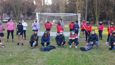 La Escuela Municipal de Hockey comenzó este martes los entrenamientos en el “Pellegrini”..