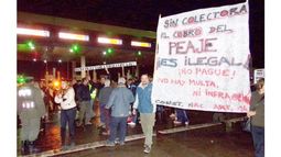 BRONCA. Anoche, vecinos protestaron frente a las cabinas por las intimidaciones. .