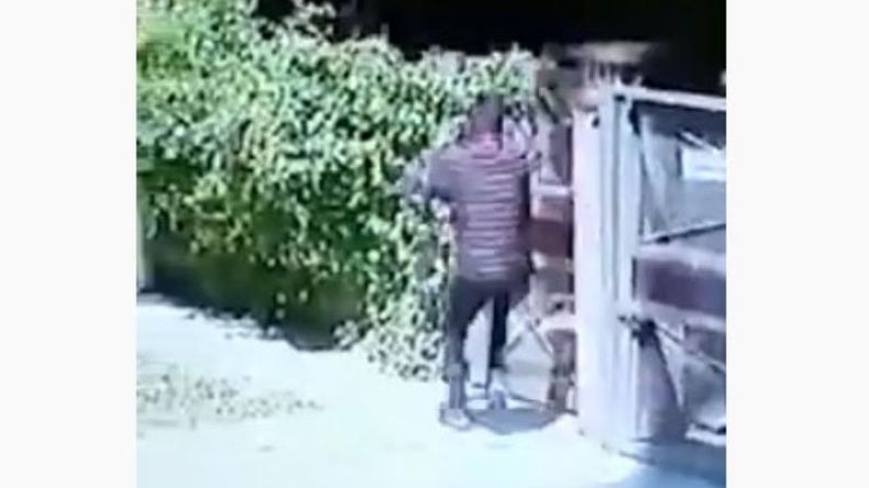 Uno de los ladrones, en pleno escape..
