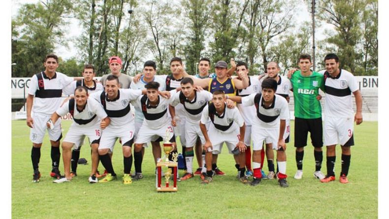 TROFEO. El equipo de Luchetti posa con el trofeo por el 5º lugar..