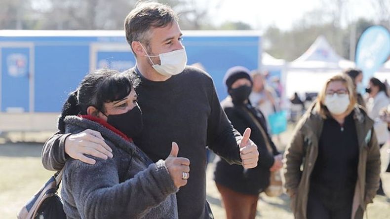 PULGAR ARRIBA. Achával recorrió el operativo y dialogó con los vecinos. .