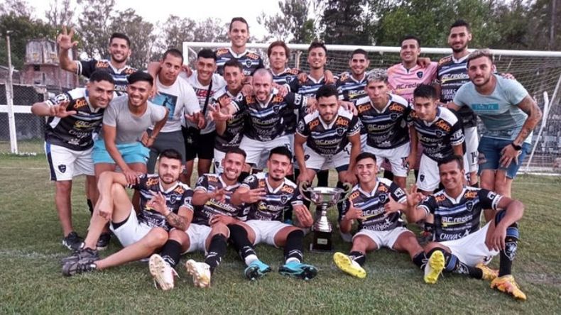 CAMPEÓN. Los jugadores de Malvinas festejan el título con la copa. (Foto Mario Cacerez).