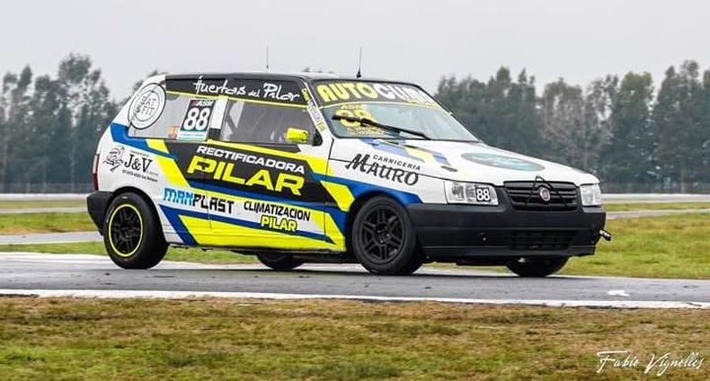 El Fiat Uno de Nicolás y César Vázquez recuperó protagonismo en la final de La Plata.