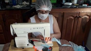 Una iniciativa que ya produjo más de 1.500 barbijos