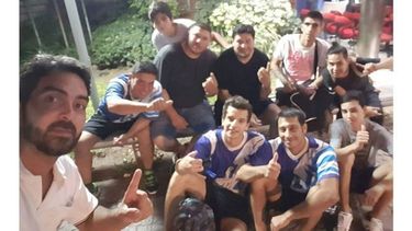 EL PRIMERO. El plantel de Unión reponiendo energías en Tortuguitas y celebrando el triunfo..