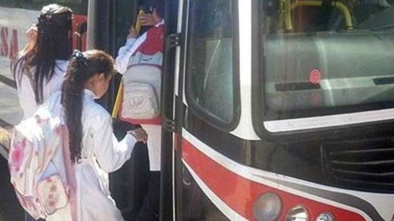 CORRIÉNDOSE AL FONDO. Buscan que los chicos no paguen boleto..