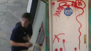 Uno de los autores quedó registrado por las cámaras de seguridad. .