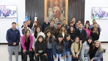 SONRISAS. Peronistas, macristas y libertarios, con los chicos, en el recinto del HCD.