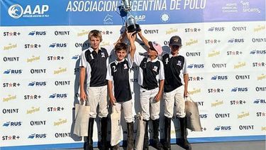 New Zealand School, con el trofeo..