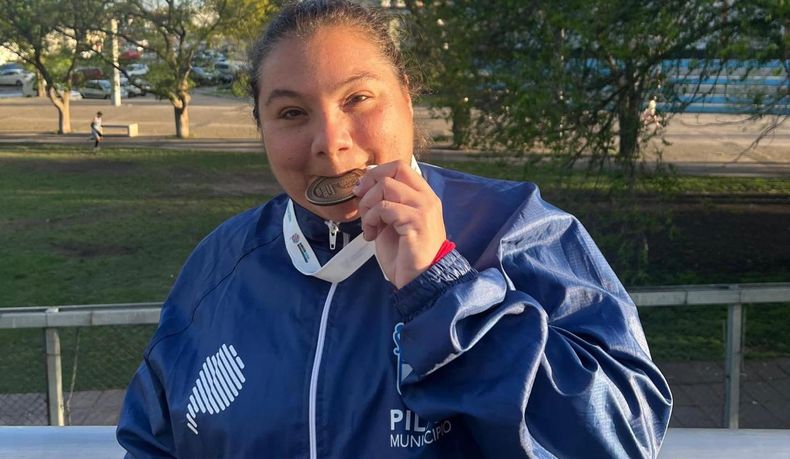 MEDALLA DE ORO. Patricia Aguirre, alumna de la Escuela Municipal de Natación PCD, se impuso en los 50 metros espalda.