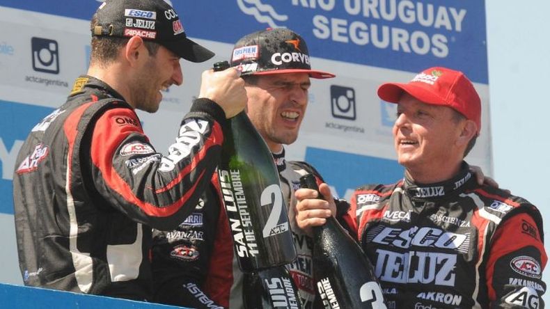 GANADOR. Rossi, entre Ardusso y Ortelli en el podio puntano..