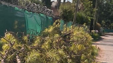 Mariana Yossini. Somos vecinos de Las Margaritas y La Tapera. Ambas calles se inundan con cualquier lluvia. Principalmente sobre La Tapera el agua ingresa a nuestras viviendas. Llevamos miles de reclamos y nada. Sumado a que luego de la gran tormenta quedó toda la poda en la calle, tapando la poca canaleta que hay, sumando a la cantidad de insectos y de mugre que se está juntando.&nbsp;&nbsp;