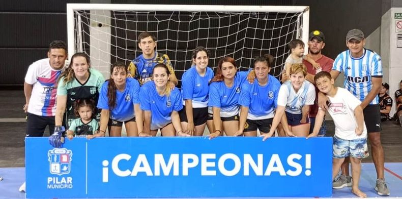PLATA. Racing posa tras ganar la Copa de Plata.