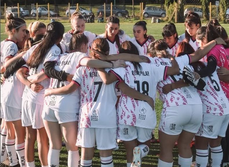 Las Reinas llegan a casa para recibir a Almagro.