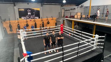 MMA y boxeo: Los tres referentes del gimnasio en el centro del ring.