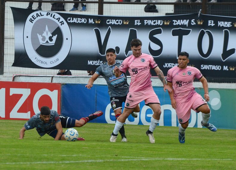 TRIUNFO. Con Gerónimo Cardozo y Enzo Franco de titulares, Real Pilar derrotó 1-0 a Deportivo Armenio.