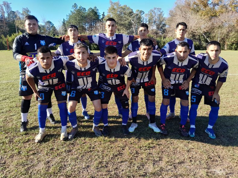 EQUIPO. Flecha Azul se trajo un punto de Villa Rosa y sigue puntero.