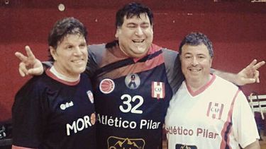 TRÍO. Vázquez, de Morón, junto a Prodan y Parodi, de Atlético..