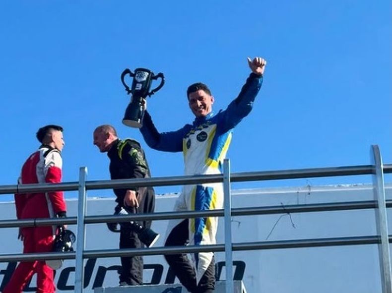 PODIO. Nicolás Vázquez festeja con su trofeo el debut en La Plata.