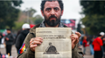Mito Tabarez con el recorte de El Diario en el que se cuenta la historia de la carta. Mito Tabarez con el recorte de El Diario en el que se cuenta la historia de la carta.