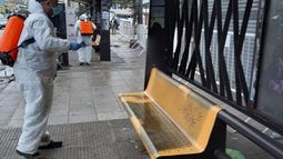 Prevención. Equipos del Municipio desinfectan lugares públicos. .
