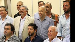 FOTO DE FAMILIA. Ducoté, con los miembros de la Cámara de Comercio de Villa Rosa..