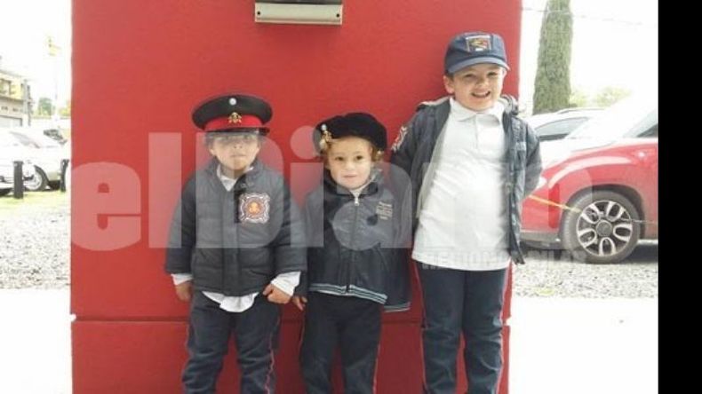 BOMBERITOS. Juan Manuel, Gino y Rocco, listos para el desfile por el 12 de Octubre..