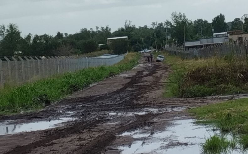Así estamos en La Lonja, Pilar. Cuando llueve no podemos salir de nuestras casas. Mucho menos recibir ayuda si estamos en una emergencia. Los patrulleros se encajan, ¿qué pasa si un día necesitamos una ambulancia urgente? Nuga Conca / @NugaConca.