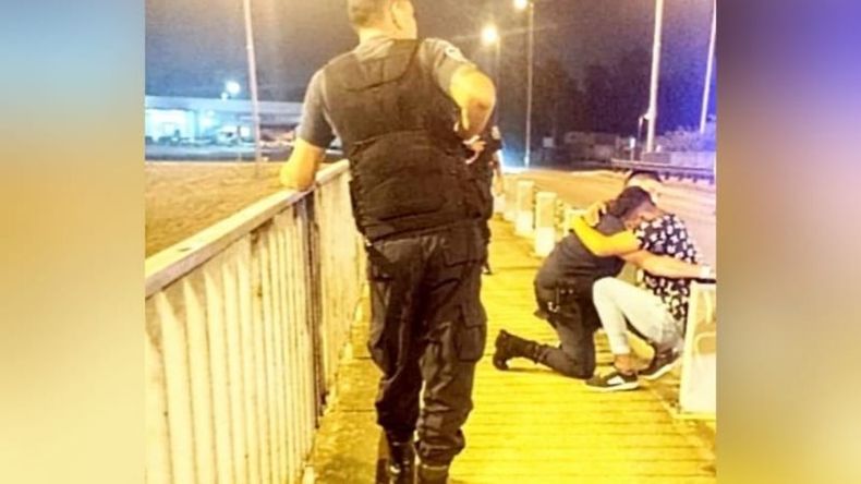 EMOTIVO. Momento en que el joven abrazo a uno de los efectivos que le salvó la vida. Foto: @pilaradiario..