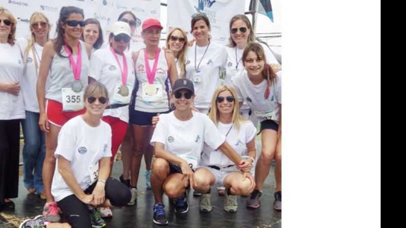 Tras la competencia, las participantes de los 10 kilómetros se llevaron sus medallas..