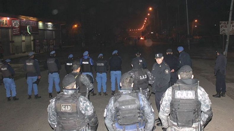 NO FUE NECESARIO. La policía, anoche, lista para desalojar..
