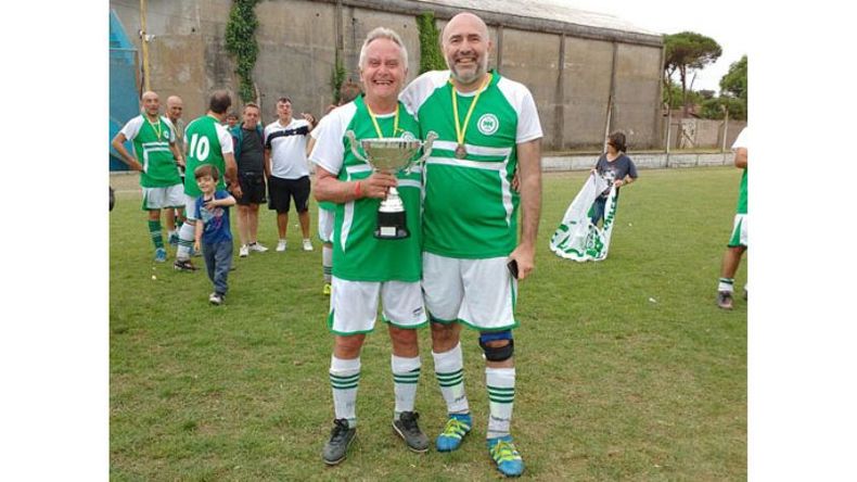 La receta del campeón. Los médicos pilarenses, Eduardo Lafourcade y Claudio Tartaglia, felices tras la consagración en las XXXIV Olimpíadas Médicas Provinciales, celebradas en Villa Gesell. Jugando para Médicos Municipales, vencieron a Rosario (5-2), Avellaneda (1-0) y Berisso (1-0), y empataron 1-1 con Quilmes para alzar la copa de campeón..