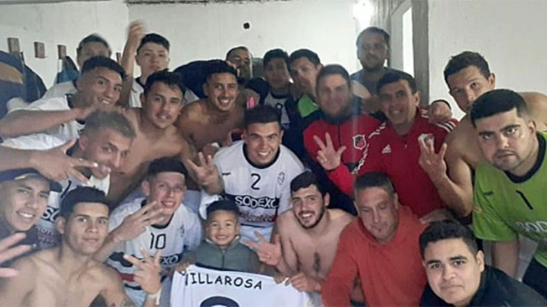 FESTEJO. El plantel de Villa Rosa celebra la goleada en el vestuario..