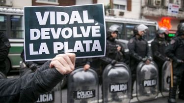 MARCHA. Los docentes volvieron a protestar en la Casa de la Provincia..