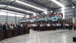 HOY UN JURAMENTO... La sesión se llevó a cabo en el Polideportivo Lagomarsino. .