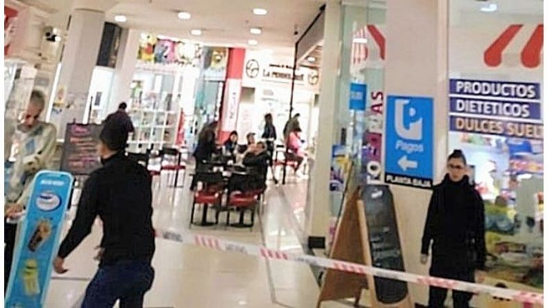 ESCENA. Lugar donde cayó la víctima, desde unos 5 metros de altura. .