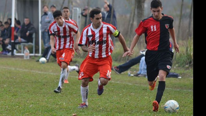 ESCAPE. Nahuel Peralta desborda ante la marca de Marcos Fernández; Derqui sumó su 7ª victoria en fila..