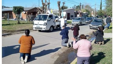 DE RODILLAS. A su paso, la gente venera la imagen de Cristo..