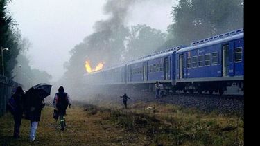 El fuego sobre uno de los vagones. La gente debió caminar por las vías..