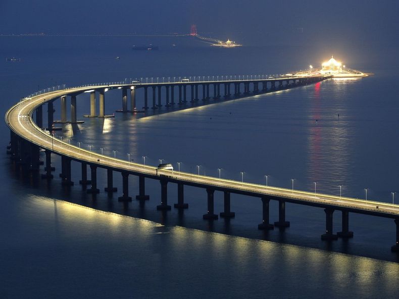 Conecta las ciudades de Hong Kong, Zhuhai y Macao. (amusingplanet.com).