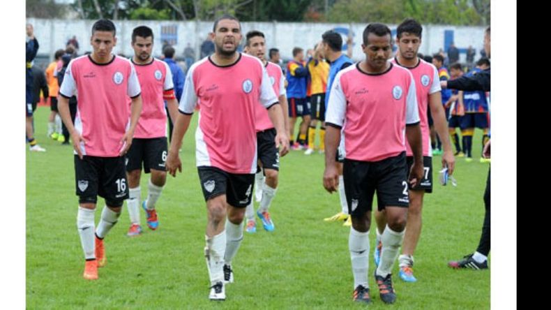 Caras largas. Paiber, Zúccaro, Bargas y Tissera salen de la cancha sin encontrar respuestas al bajón futbolístico..