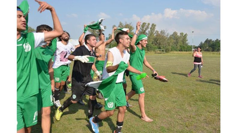 CAMPEONES. Blas Suárez encabeza la vuelta olímpica del Verde en su casa..