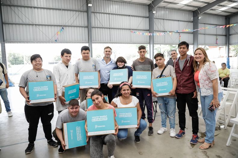 EQUIPAMIENTO. Achával entregó las netbooks a los estudiantes. &nbsp;