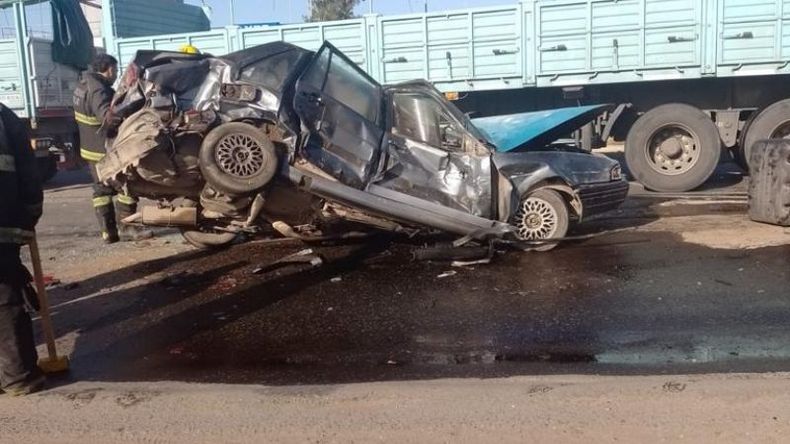 El conductor del automóvil fue trasladado a un centro de salud en grave estado. .