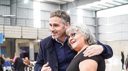 ABRAZO. El intendente destacó el rol de los adultos mayores en la sociedad. &nbsp;