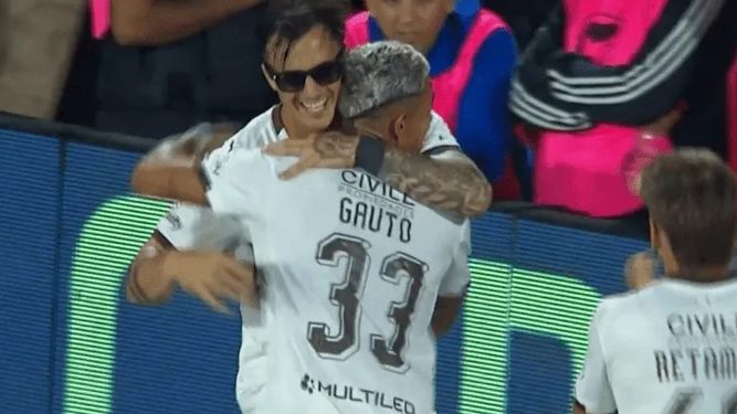 Augusto Lotti y su festejo preparado, con lentes negros incluidos.